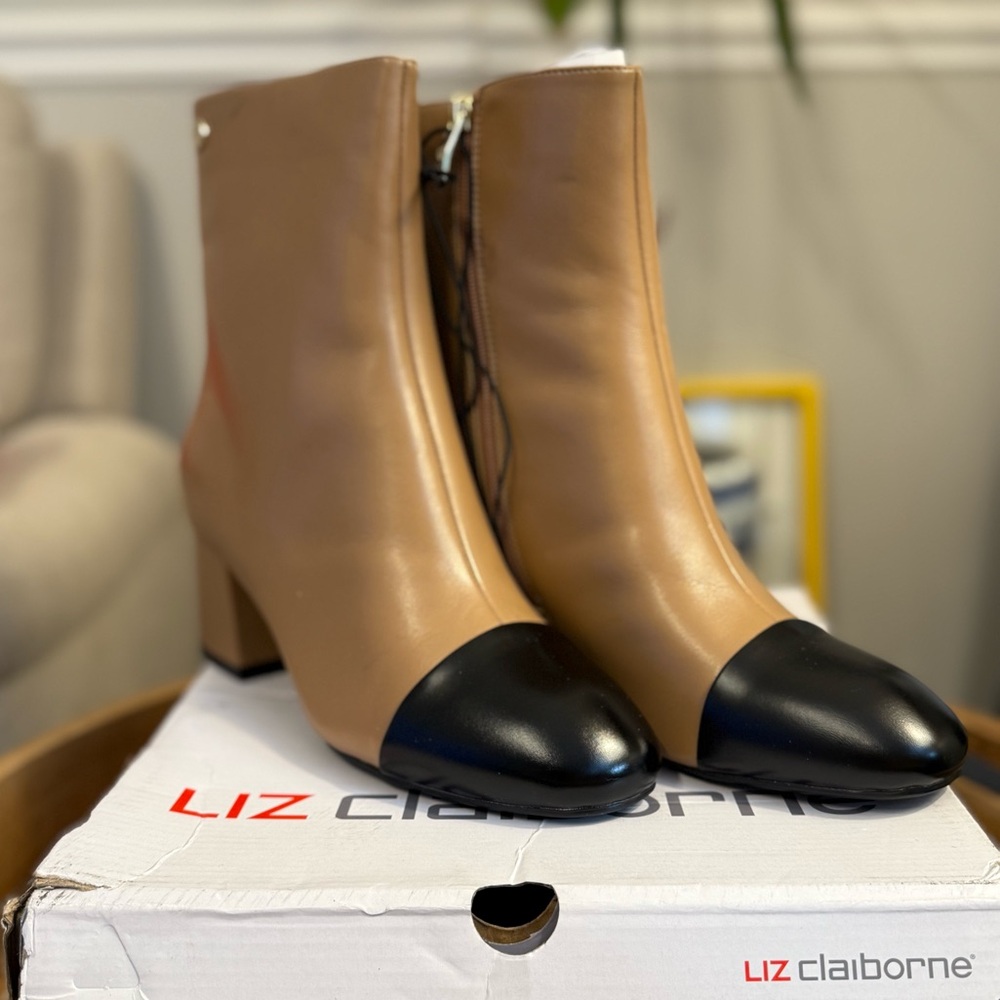 9.5M Liz Claiborne Ankle Booties
